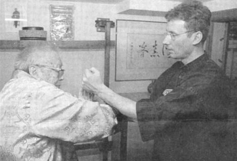 Wang Kiu und Klaus Jeske führen die Technik der "klebenden Hände" vor.
